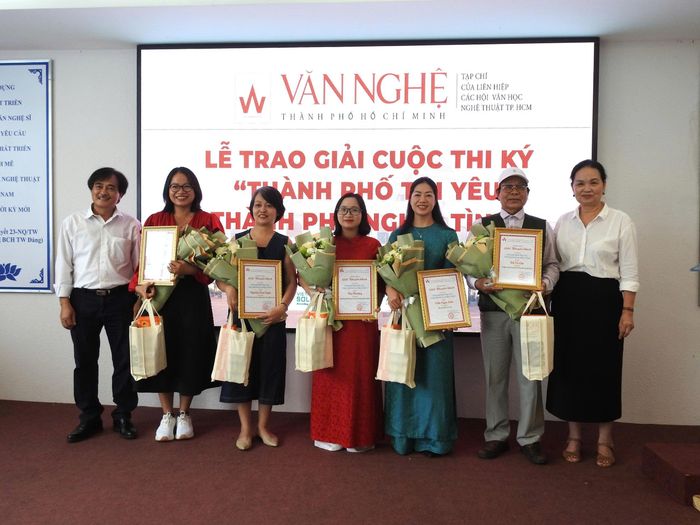 Ban tổ chức trao giải Khuyến khích cuộc thi ký ''Thành phố tôi yêu, thành phố nghĩa tình''