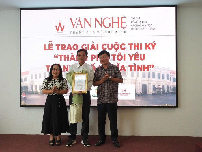 Ban tổ chứ trao giải Nhì cuộc thi ký "Thành phố tôi yêu, thành phố nghĩa tình"