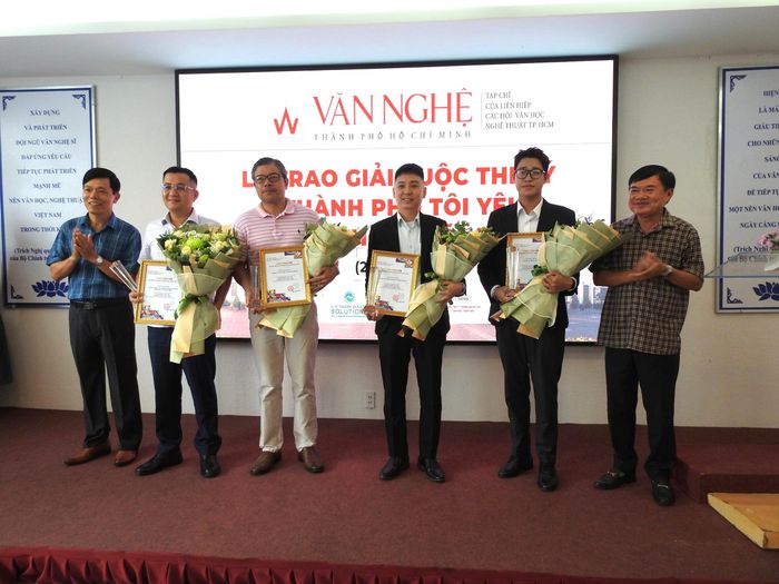 Ban tổ chức trao Thư cảm ơn và tặng hoa các nhà tài trợ