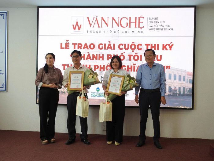 Ban tổ chức trao giải Ba cuộc thi ký ''Thành phố tôi yêu, thành phố nghĩa tình''