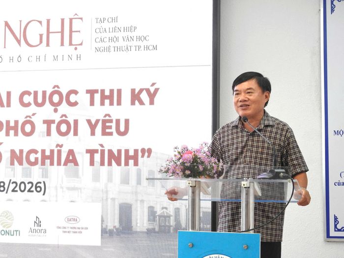 Ông Bùi Anh Tấn, Tổng Biên tập Tạp chí Văn nghệ TPHCM phát biểu