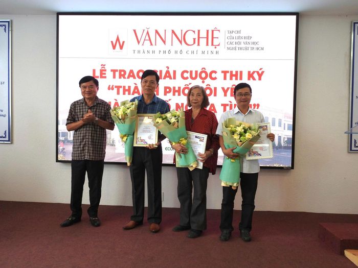 Ban tổ chức trao Thư cảm ơn và tặng hoa Ban giám khảo cuộc thi