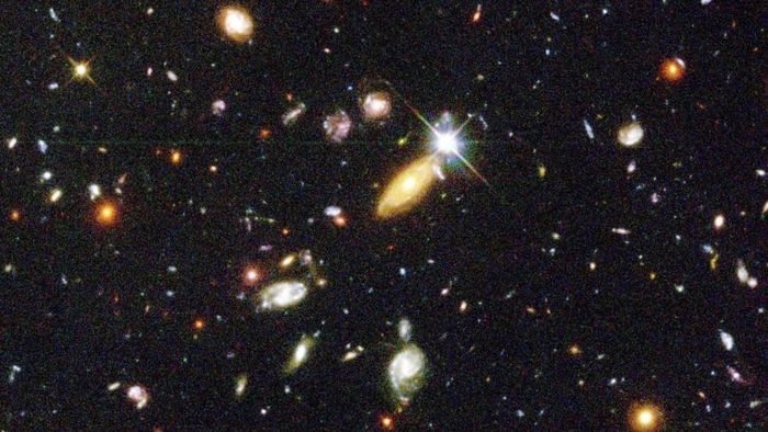 Hubble chụp bức ảnh Hubble Deep Field trong 10 ngày của năm 1995, ghi lại khoảng 3.000 thiên hà xa xôi ở nhiều giai đoạn tiến hóa khác nhau. Ảnh: NASA