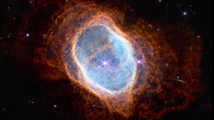 Những lớp vỏ khí và bụi đang phát sáng và giãn nở, do một ngôi sao hấp hối ở trung tâm NGC 3132 phóng ra không gian. Ảnh: NASA