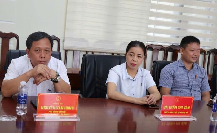  Đồng chí Nguyễn Văn Hùng, Phó Bí thư Đảng ủy, Chủ tịch UBND xã và đồng chí Trần Thị Vân, Phó Chủ tịch UBND xã Ea Knuếc, tại buổi gặp mặt. (Ảnh Trần Thanh) 