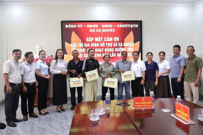  Lãnh đạo địa phương, đại biểu và các hộ gia đình chụp ảnh lưu niệm. (Ảnh Trần Thanh) 