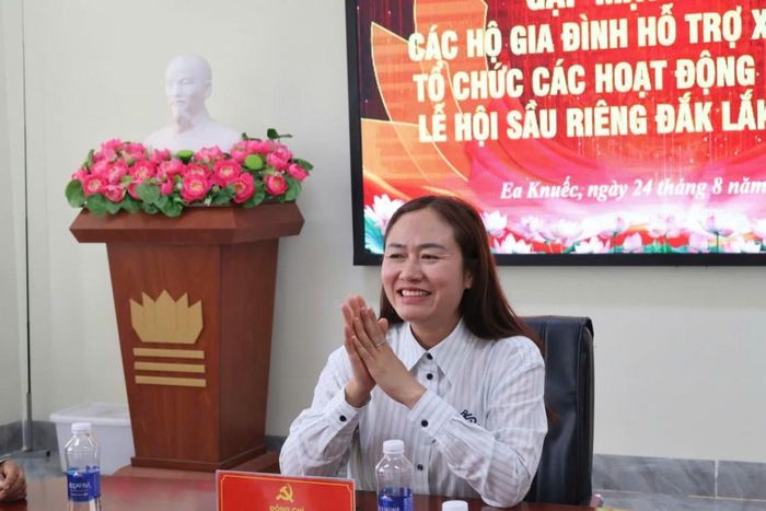  Đồng chí Ngô Thị Minh Trinh, Bí thư Đảng ủy, Chủ tịch HĐND xã Ea Knuếc, phát biểu tại buổi gặp mặt. (Ảnh Trần Thanh) 