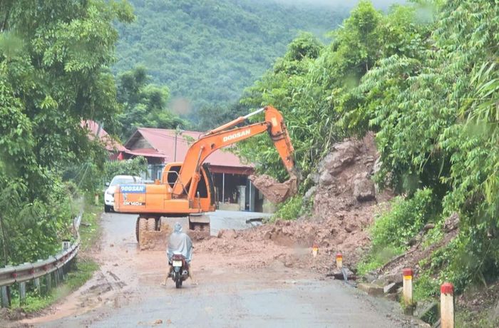 Một số điểm trên quốc lộ 16 bị sạt lở, gây ách tắc giao thông. (Ảnh: Hồng Sơn)