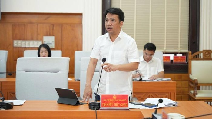 Phó Chủ tịch UBND thành phố Trần Hữu Thùy Giang phát biểu tại cuộc hợp
