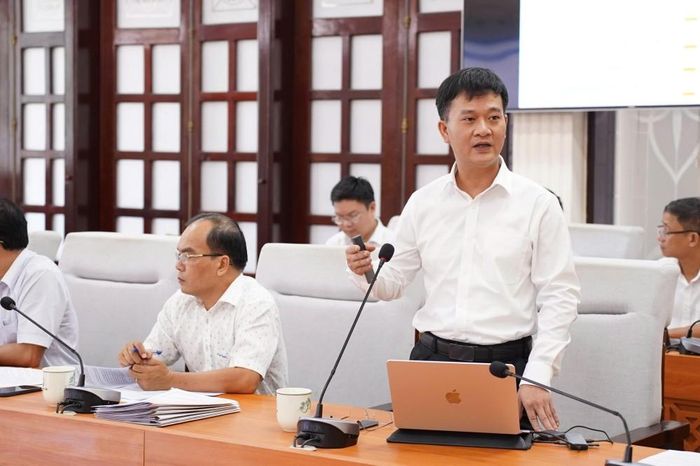 Giám đốc Sở Khoa học và Công nghệ Nguyễn Xuân Sơn báo cáo tại cuộc họp