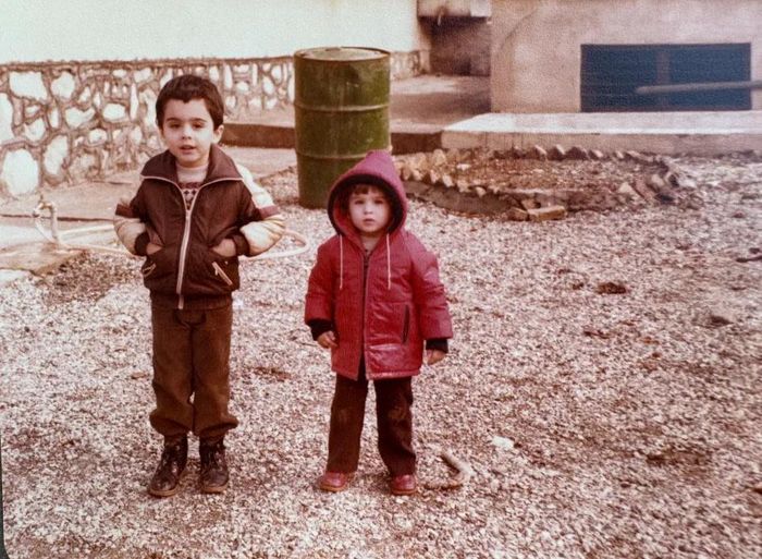 Eiman (bên phải) và em trai Alex (bên trái) lớn lên ở Iran. (Ảnh: Eiman Jahangir)