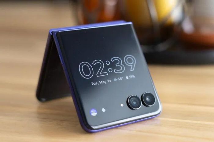 Dòng sản phẩm Razr Ultra nằm trong số những sản phẩm dự kiến sẽ nhận được hỗ trợ GrapheneOS vào năm tới. (Ảnh: Allison Johnson/The Verge)