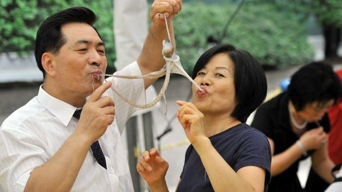 Đối với người Hàn Quốc, món bạch tuộc tươi được sơ chế đơn giản nhằm tôn vinh vị tươi ngon của hải sản. (Ảnh: Grunge)