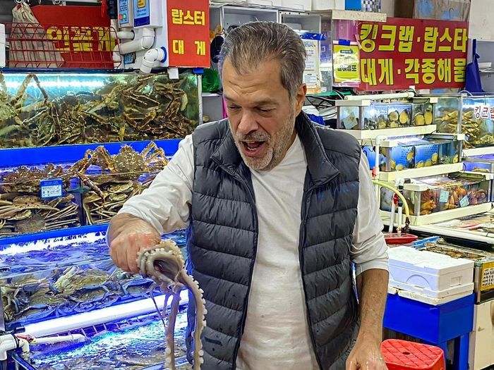 Nhiều du khách không khỏi hoảng sợ khi thấy món bạch tuộc tươi sống tại Hàn Quốc. (Ảnh: iStock)