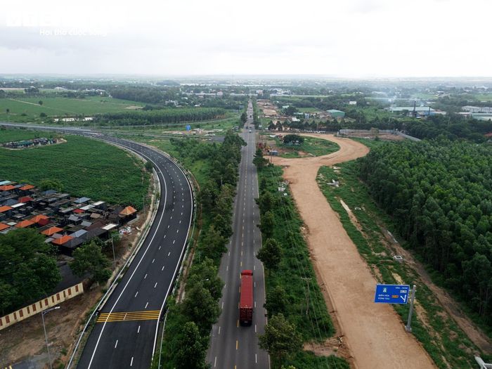 Tại khu vực này, tuyến đường Hội Bài - Phước Tân (ĐT992) cũng đang được mở rộng từ quy mô 16 m lên 72 m trên chiều dài khoảng 8,8 km. Sau khi hoàn thành, tuyến ĐT992 sẽ góp phần kết nối cảng Cái Mép với Quốc lộ 51, đường Vành đai 4 TP.HCM và cao tốc Biên Hòa - Vũng Tàu.