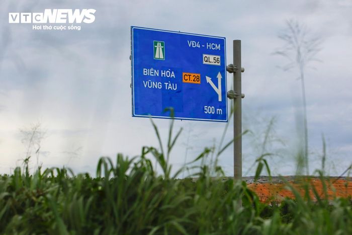 Biển báo chỉ dẫn hướng đi tới đường Vành đai 4 TP.HCM đã được nhà thầu lắp đặt tại khu vực công trường mở rộng đường ĐT992.
