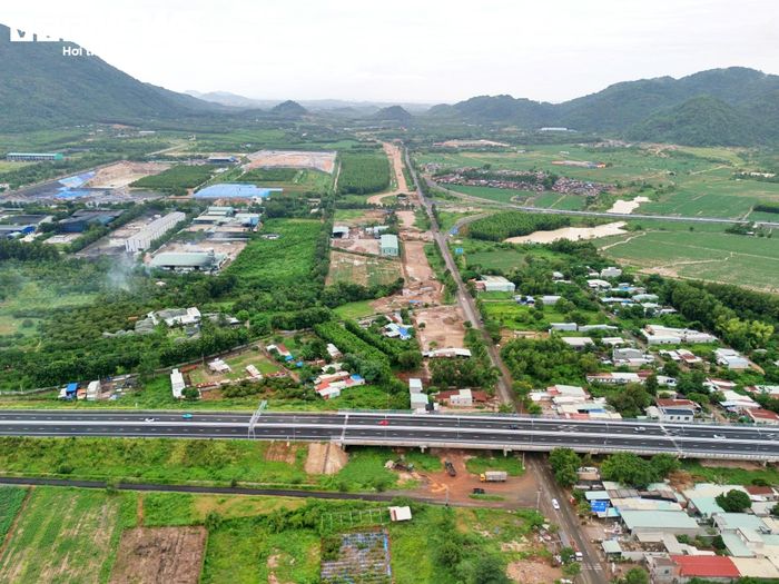 UBND TP.HCM giao UBND các xã, phường Châu Pha, Châu Đức và Tân Thành hướng dẫn, kiểm tra, giám sát việc thực hiện các giải pháp bảo vệ môi trường của nhà đầu tư trong quá trình triển khai dự án.