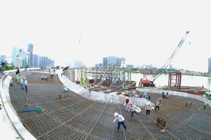 Nhịp giữa lên tới 187m cùng thiết kế vòm thép uốn lượn và bệ đỡ công trình được thi công từ phường Rạch Dừa với tổng trọng lượn hơn 3.000 tấn phải được sà lan lai dắt về sông Sài Gòn để lắp đặt. (Ảnh: Chủ đầu tư)