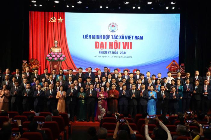 Các đại biểu chụp ảnh lưu niệm.