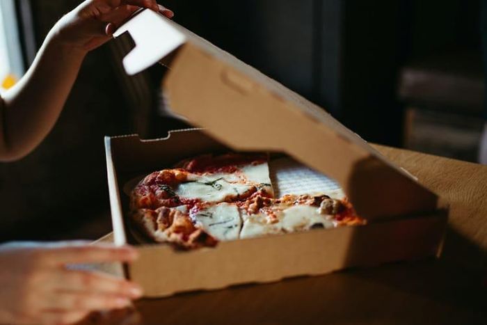 Vì trò đùa đặt giao bánh pizza cho người lạ, thanh niên đối mặt án tù 8 năm.