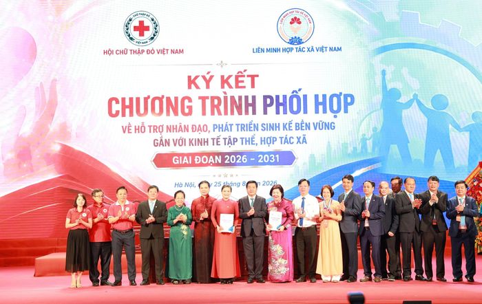 Phó Chủ tịch Quốc hội Nguyễn Hồng Diên và Phó Chủ tịch - Tổng Thư ký Ủy ban Trung ương Mặt trận Tổ quốc Việt Nam Hà Thị Nga chứng kiến lễ ký kết Chương trình phối hợp về hỗ trợ nhân đạo, phát triển sinh kế bền vững gắn với kinh tế tập thể, HTX giai đoạn 2026 - 2031 giữa Hội Chữ thập đỏ Việt Nam và Liên minh HTX Việt Nam.