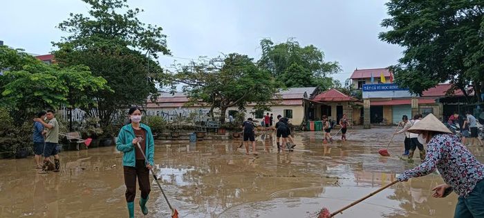 Hàng chục giáo viên, phụ huynh dọn dẹp trường để kịp đón năm học mới 2026-2027.