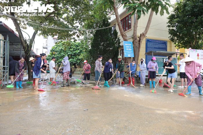 Khối lượng công việc khổng lồ nhưng các thầy cô đã hoàn thành trong sáng 25/8.