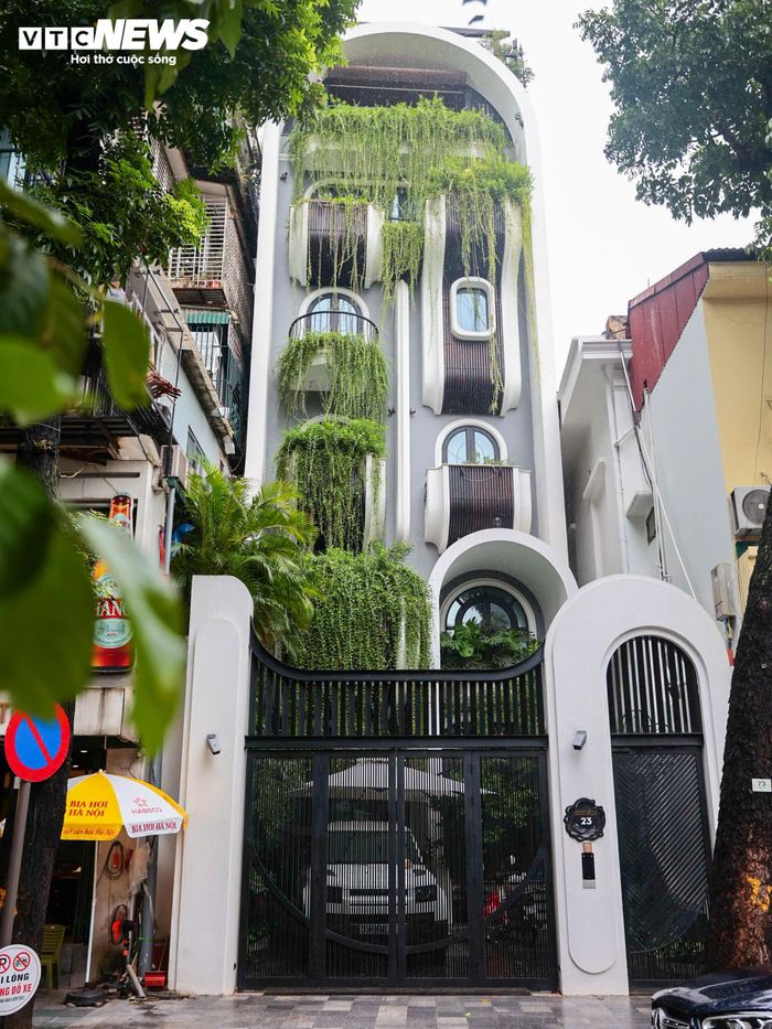Trước đây, nhà số 23 Tông Đản được hai nguyên giám đốc Bảo tàng Cách mạng Việt Nam sử dụng làm nơi ở trong thời gian công tác. Ông Đặng Xuân Thiều, giám đốc đầu tiên của Bảo tàng Cách mạng Việt Nam, sử dụng nhà E2 phía trong, diện tích khoảng 211m². Nhà E1 phía ngoài, rộng khoảng 80m², do ông Phạm Văn Hảo sử dụng. Sau khi gia đình ông Hảo được UBND TP Hà Nội bố trí một căn nhà khác, phần nhà E1 rộng khoảng 80m² được trả lại cho bảo tàng. Việc bàn giao có sự chứng kiến của đại diện các sở, ngành, chính quyền và ông Đặng Quốc Thắng (con ông Đặng Xuân Thiều).