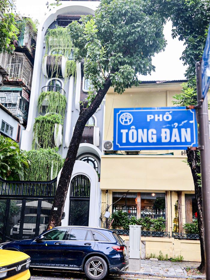 Ngôi nhà cao tầng được thiết kế hiện đại, nằm giữa hai quán ăn, mặt tiền hướng ra phố Tông Đản.