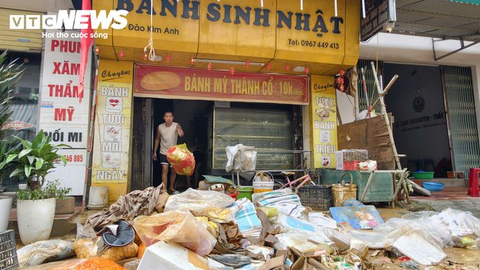 Xưởng bánh mì tan hoang sau trận lũ.