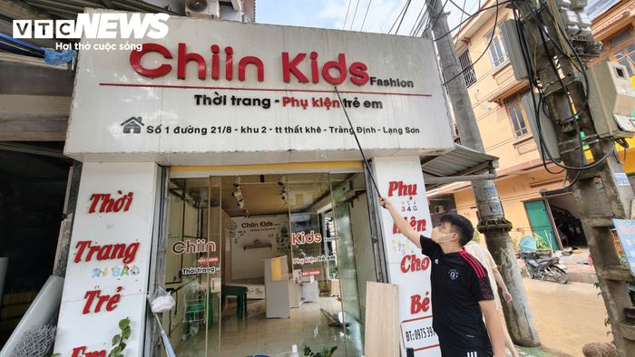 Anh Lăng Ngọc Tân chỉ mức nước lũ dâng cao tới 3m.
