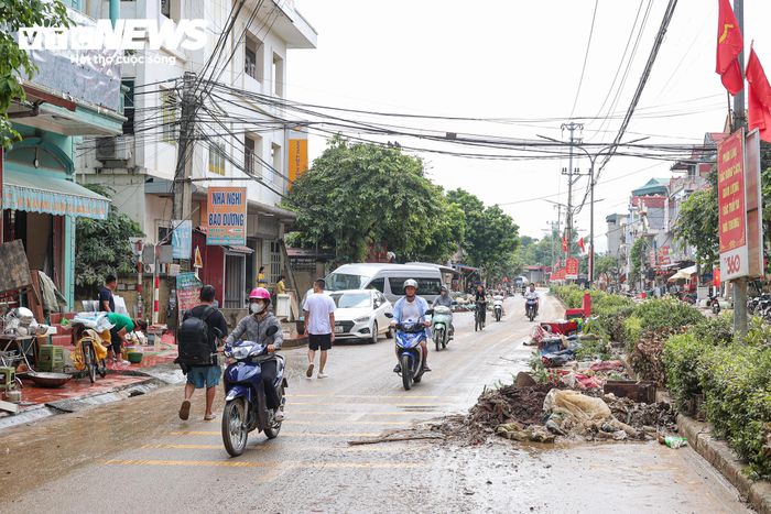 Theo ghi nhận của PV Báo Điện tử VTC News sáng 25/8, khi nước sông Kỳ Cùng bắt đầu rút, nhiều tuyến đường chính dần lộ ra. Người dân trung tâm xã Thất Khê khẩn trương dọn dẹp nhà cửa, rửa bùn đất, thu gom rác thải và sắp xếp lại đồ đạc sau nhiều ngày bị ngập.