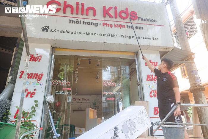 Đang chỉ vào vết nước lũ còn in rõ trên tường, anh Lăng Ngọc Tân, người dân xã Thất Khê, cho biết gia đình kinh doanh nhiều mặt hàng như đồ gia dụng, đồ gia công và quần áo. Những vật dụng không thể di chuyển kịp thời phải để lại trong nước, trong khi quần áo chịu thiệt hại không đáng kể. “Thất Khê đã ngập ba năm liên tiếp. Năm 2024 là lần đầu tiên sau khoảng 10 năm, kể từ năm 2014, xảy ra ngập lớn. Năm ngoái nước chỉ dâng đến đây, đợt ảnh hưởng bởi bão Yagi thì đến vị trí này, còn năm nay nước dâng cao nhất, lên đến đúng mực tôi đang chỉ đây, khoảng gần 3 m”, anh Tân nói.