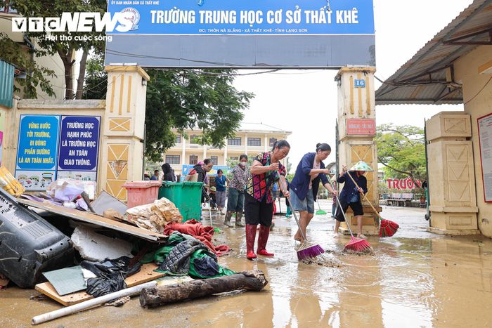 Ông Chu Tuấn Doanh, Chủ tịch UBND xã Thất Khê, cho biết hoàn lưu bão số 4 gây thiệt hại nặng trên địa bàn, làm ngập khoảng 1.250 hộ dân và ảnh hưởng khoảng 300 ha đất lúa. Tổng thiệt hại ước tính khoảng 21 tỷ đồng. Ngay khi nước bắt đầu rút, cấp ủy, chính quyền xã Thất Khê khẩn trương triển khai các phương án khắc phục hậu quả, hỗ trợ người dân vệ sinh môi trường, khôi phục nhà cửa và ổn định đời sống.