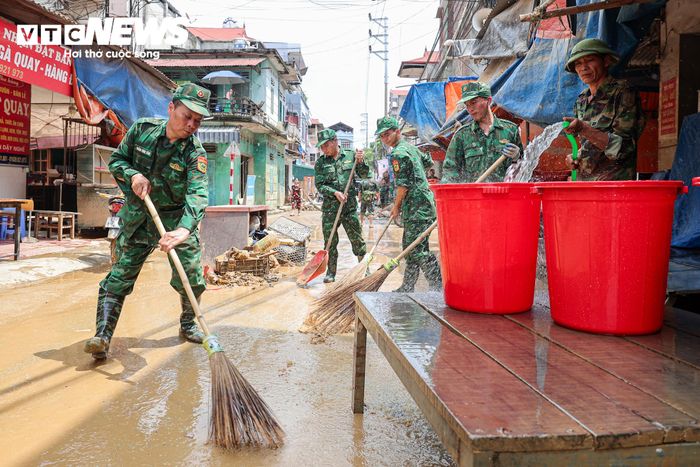 Ngay khi nước rút, lực lượng công an, quân đội, dân quân cùng người dân địa phương được huy động để khẩn trương vệ sinh môi trường, thu gom rác thải và bùn đất.
