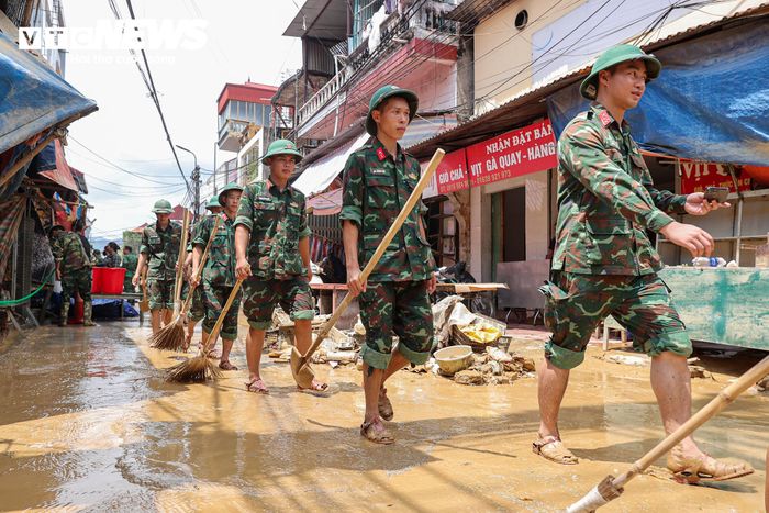 Với sự hỗ trợ của UBND tỉnh, Bộ Chỉ huy Quân sự tỉnh và Bộ Chỉ huy Quân sự tỉnh Cao Bằng, cùng lực lượng dân quân và khoảng 2.000 người dân từ các thôn không bị ảnh hưởng, địa phương đồng loạt ra quân dọn dẹp sau lũ. Sau khi thu gom bùn đất, rác thải và vệ sinh nhà cửa, các lực lượng sẽ tiếp tục rửa đường, phun thuốc tiêu độc, khử trùng tại những khu vực bị ngập nhằm hạn chế nguy cơ phát sinh dịch bệnh. Trong những ngày 22 và 23/8, chính quyền xã cũng phối hợp với các nhà hảo tâm cung cấp khoảng 500-700 suất cơm mỗi ngày cho các gia đình khó khăn, hộ dân bị ảnh hưởng và những khu vực còn bị cô lập.