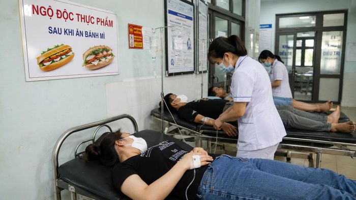 Hiện cơ quan chức năng tỉnh Gia Lai đã ghi nhận 78 trường hợp ngộ độc nghi do ăn bánh mì tại hộ kinh doanh B.B, phường An Khê. (Ảnh minh hoạ được tạo bởi AI)