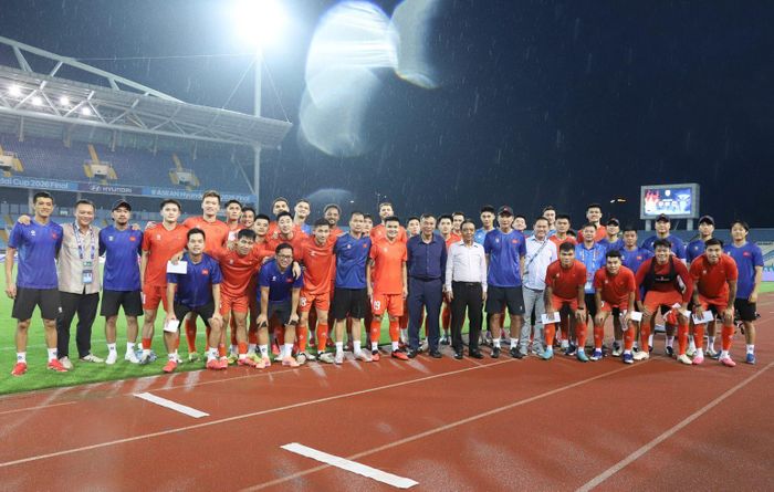 Thứ trưởng Bộ VH-TT&DL Hoàng Đạo Cương gặp gỡ, động viên thầy trò HLV Kim Sang-sik trước trận chung kết lượt về. (Ảnh: VFF)