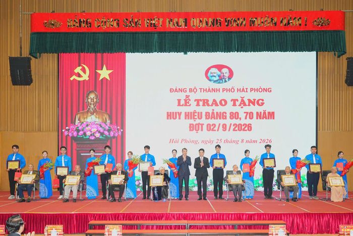 Thủ tướng Lê Minh Hưng và Bí thư Thành ủy Hải Phòng Lê Ngọc Châu trao Huy hiệu Đảng, tặng hoa các đảng viên lão thành ở Hải Phòng.