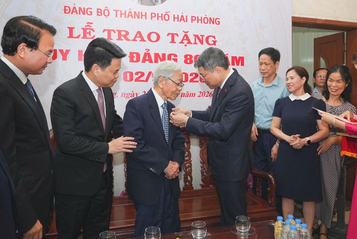 Thủ tướng trao tặng Huy hiệu Đảng cho ông Đoàn Thế Đính (Cao Văn), nguyên Ủy viên Ban Thường vụ Thành ủy, nguyên Quyền Chủ tịch UBND TP Hải Phòng.