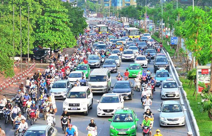 Mật độ giao thông tăng cao trên tuyến đường Xã Đàn. Ảnh: Phạm Hùng