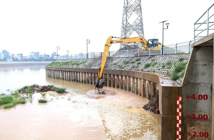 Nạo vét bùn đất tại cửa dẫn kênh La Khê vào hồ chứa Yên Nghĩa 1. Ảnh: Kim Nhuệ