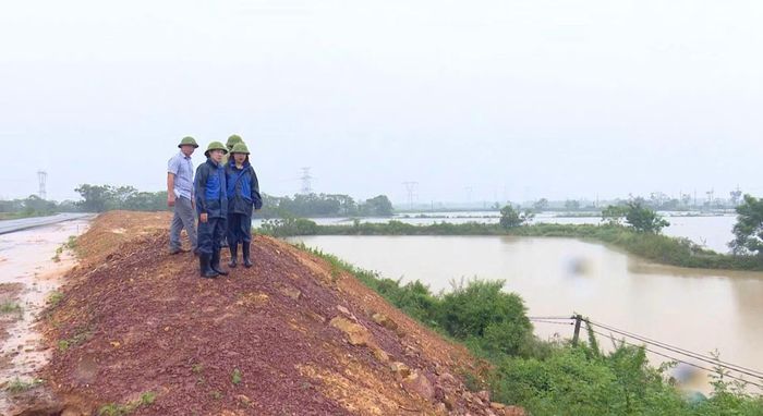 Lãnh đạo xã Đa Phúc kiểm tra hiện trạng đê điều. Ảnh: CTV.