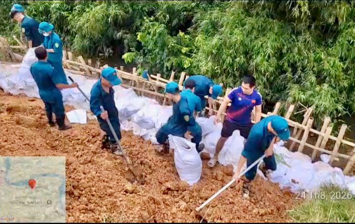 Lực lượng chức năng khắc phục sự cố đê tả Cà Lồ. Ảnh: Tùng Nguyễn.