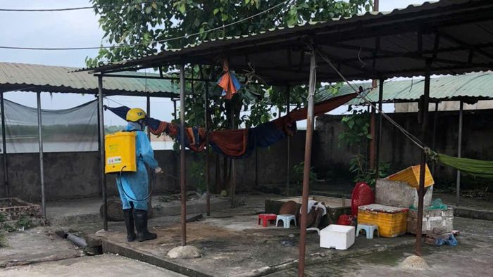Các khu vực có nguy cơ tồn lưu mầm bệnh được chủ động vệ sinh, khử trùng, góp phần bảo vệ môi trường và sức khỏe cộng đồng. Ảnh: Đỗ Duẩn