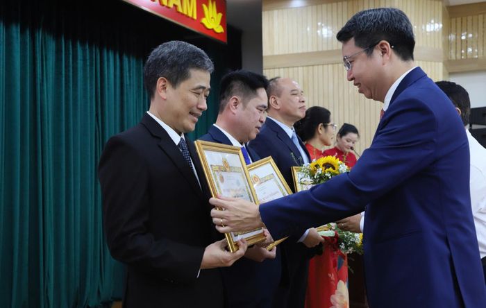 Bí thư Đảng ủy, Chủ tịch HĐND phường Cửa Nam Nguyễn Hoàng Trường trao Huy hiệu 30 năm tuổi Đảng tặng Chủ tịch UBND phường Nguyễn Quốc Hoàn. Ảnh: PV