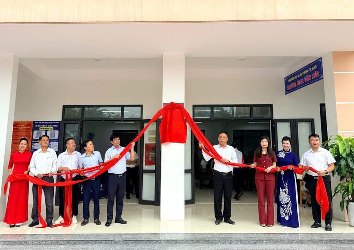 Lãnh đạo xã Đan Phượng và thôn Đông Khê thực hiện nghi thức ra mắt mô hình. Ảnh: Ngân Nguyễn