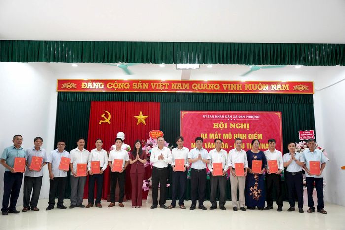 Lãnh đạo xã Đan Phượng trao Quyết định thành lập nhà văn hóa, Ban Chủ nhiệm nhà văn hóa cho 12 thôn trên địa bàn. Ảnh: Ngân Nguyễn
