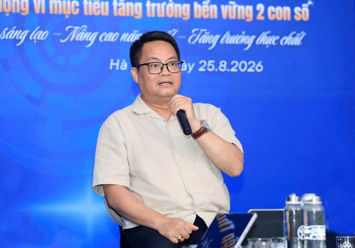 TS Nguyễn Việt Hùng, Viện trưởng Viện Nghiên cứu phát triển kinh tế - xã hội Hà Nội trao đổi tại tọa đàm. Ảnh: Lê Hải