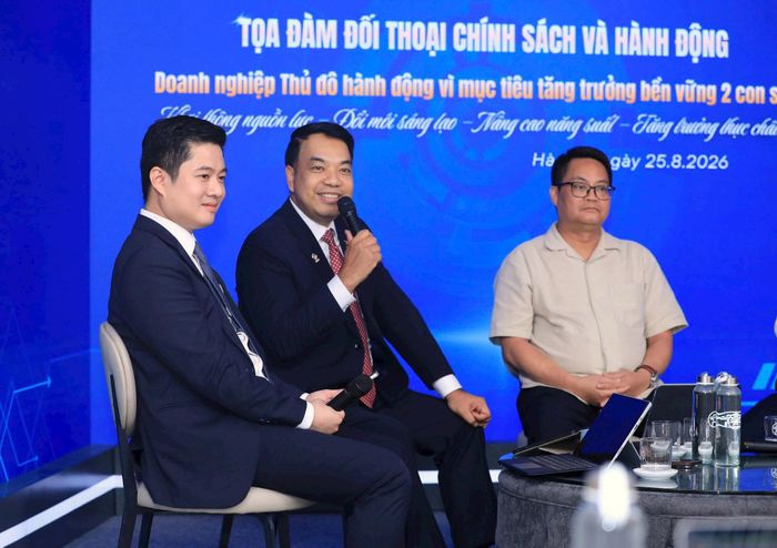 GS.TS Mạc Quốc Anh, Bí thư Đảng ủy, Phó Chủ tịch kiêm Tổng Thư ký Hanoisme trao đổi tại tọa đàm. Ảnh: Lê Hải